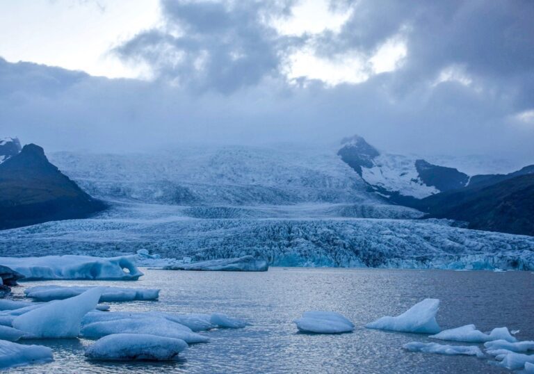 Lagon Fjallsárlón par temps nuageux
