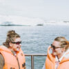 Personnes discutant lors de la balade en bateau sur la lagune glaciaire