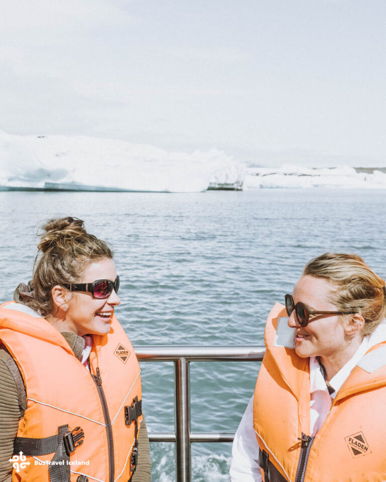 Personnes discutant lors de la balade en bateau sur la lagune glaciaire