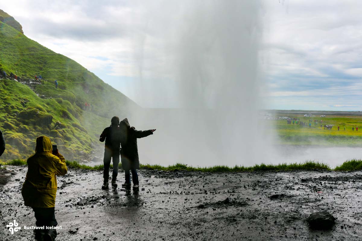 Derrière la cascade Seljalandsfoss