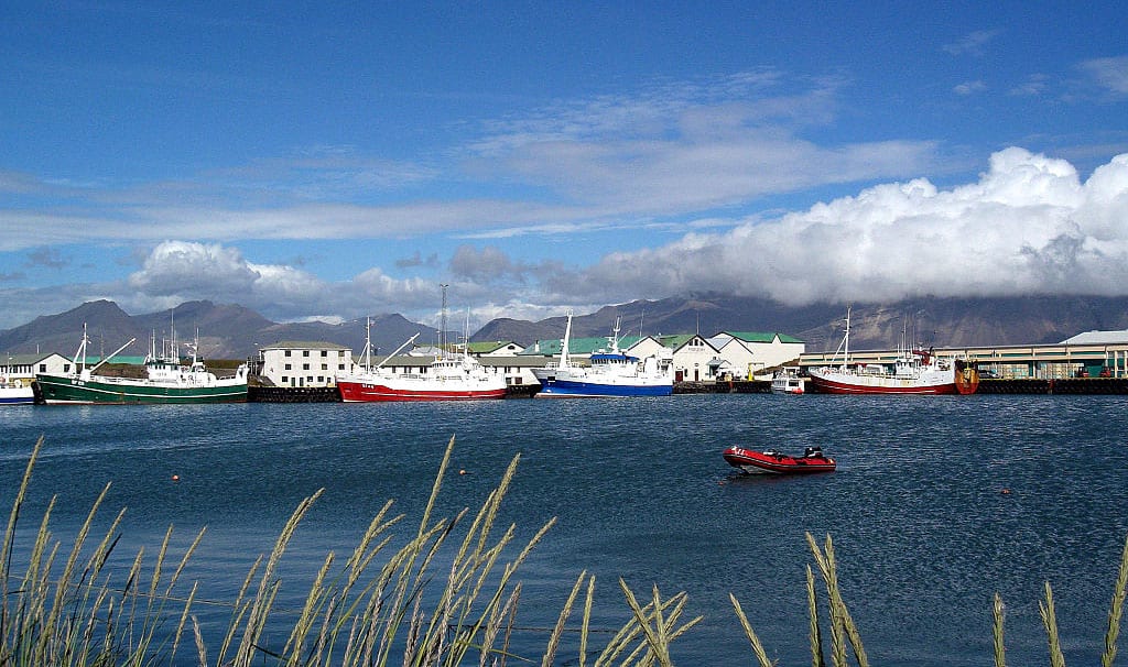 The summer harbor view of Hofn, Southeast Iceland. Photo copyright©Maryam Laura Moazedi under CC BY-SA 3.0.