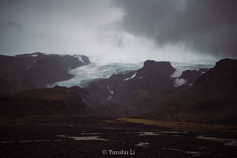 A massive outlet glacier stretching from Vatnajokull near Hof, Iceland. Photo copyright©Yanshu Li.